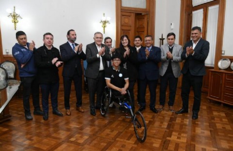 Jaldo entregó una silla de ruedas deportiva a un atleta paralímpico de la Selección Argentina