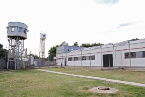 Motín en la cárcel de San Cayetano: un preso se subió a los techos