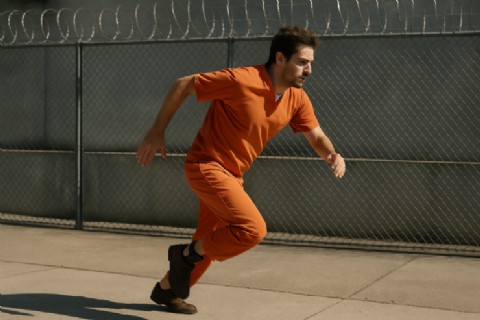 Refuerzan la custodia de una víctima mientras buscan a un acosador que se fugó tras sacarse la tobillera