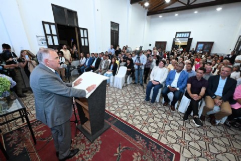 Jaldo inauguró obras en la biblioteca de Trancas y entregó camionetas