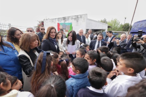 Nación entregó anteojos a estudiantes de La Florida