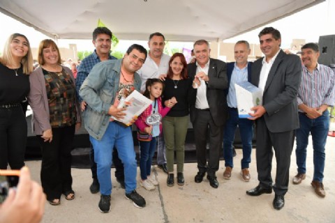 Jaldo hizo entrega de 67 viviendas en Villa Carmela