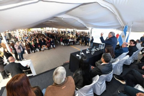 "Ladrón que roba a ladrón”: le sustrajeron el celular al gobernador Jaldo en pleno acto público