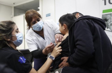 Gran concurrencia de vecinos para vacunarse en la Dirección de Emergencias