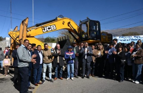Jaldo entregó maquinaria en Tafí del Valle con una inversión de más de 349 millones de pesos