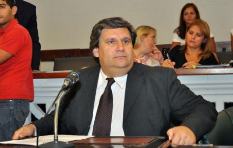 Un senador "denuncia" por Facebook la facturación de Aguas de Corrientes, pero no recurre a la justicia