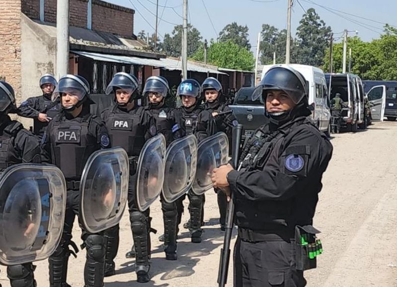 VIDEO | Megaoperativo: drogas, armas y detenciones en medio de la interna narco de la barra de San Martín de Tucumán