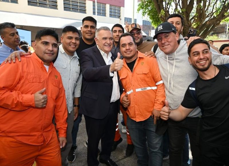 En un acto célebre, el gobernador honra a los trabajadores viales de la provincia por el Día del Camino