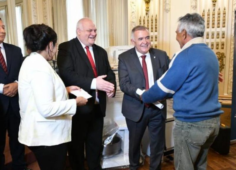 La Provincia entregó herramientas y microcréditos a emprendedores tucumanos