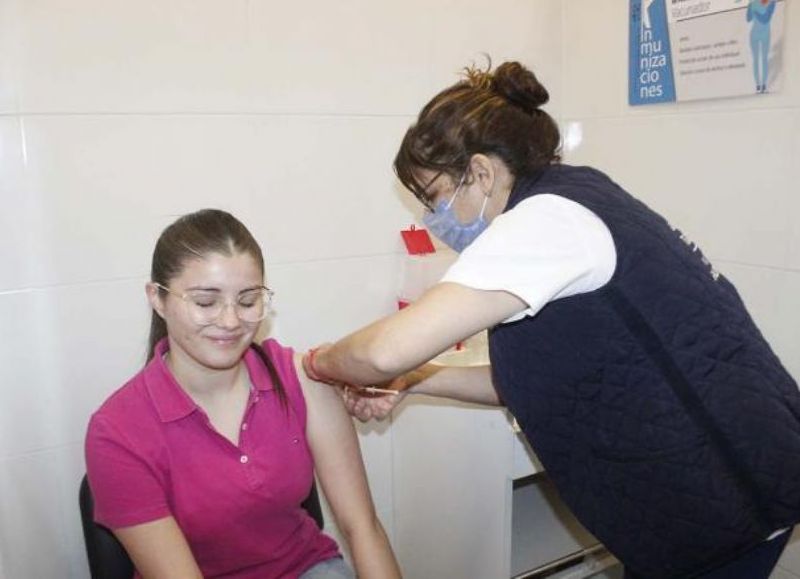 Casi 2.000 adolescentes ya recibieron la vacuna contra el dengue