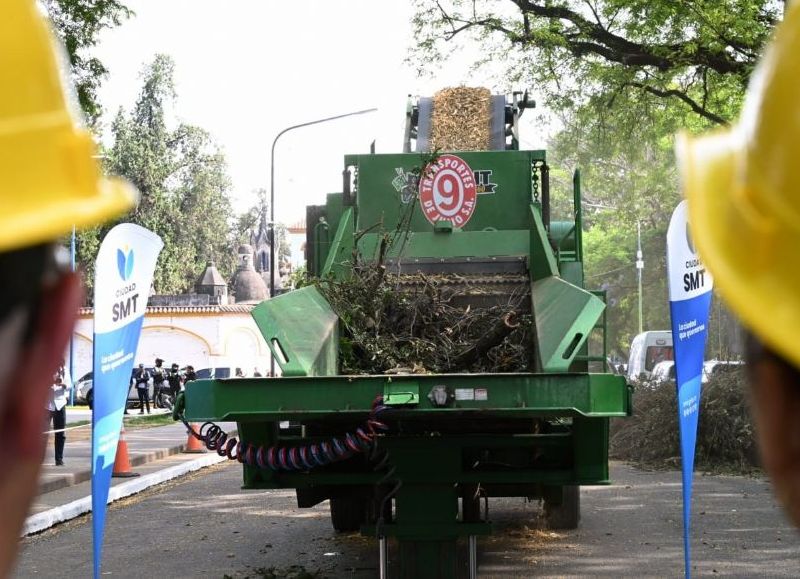 Presentaron nuevos camiones y trituradora en la Capital