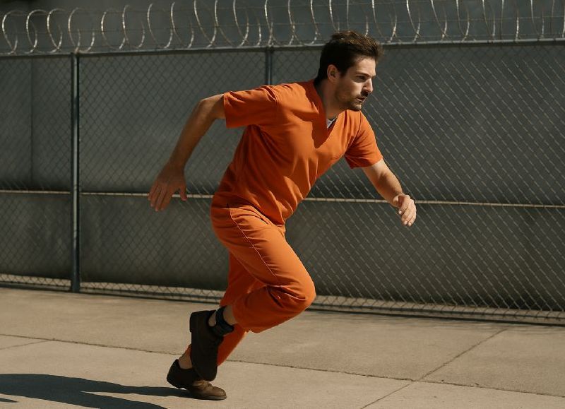 Refuerzan la custodia de una víctima mientras buscan a un acosador que se fugó tras sacarse la tobillera