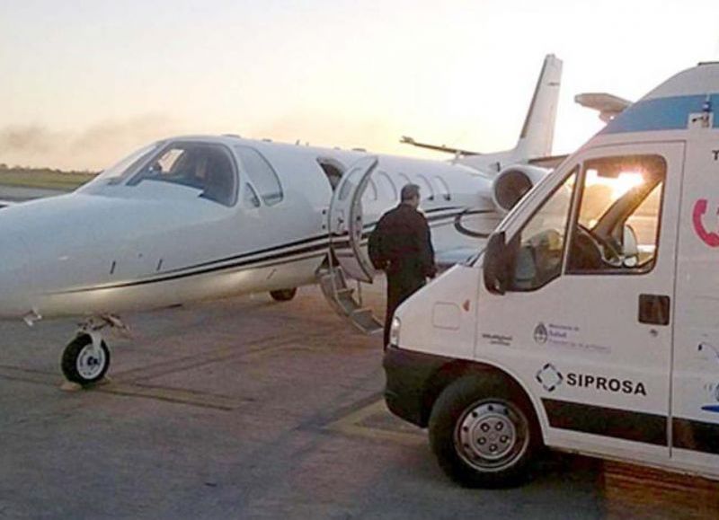 Un traslado aéreo garantizó la continuidad del tratamiento de un adulto mayor