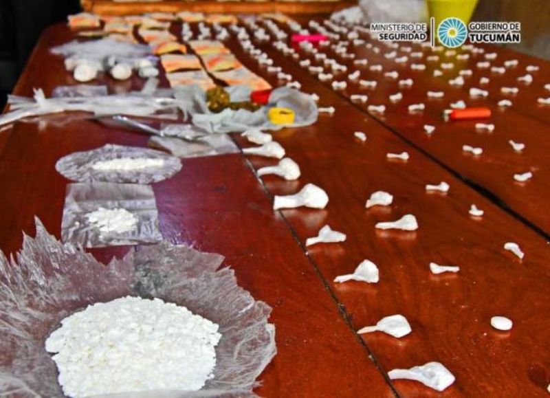 Detienen a una pareja de hermanos que tenían un kiosco de drogas en su casa