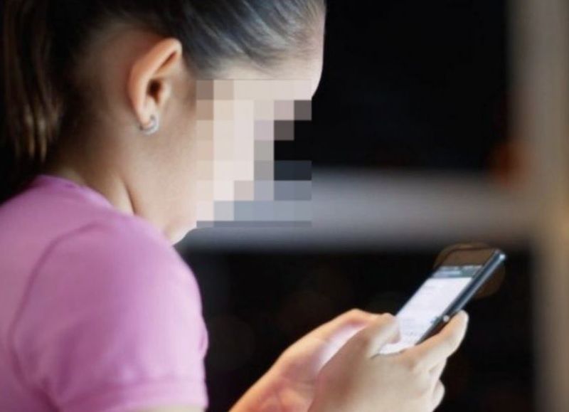 Echaron a un maestro degenerado de Bella Vista por chats inapropiados con una alumna