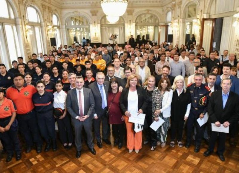 Jaldo condecoró a Bomberos Voluntarios de la provincia