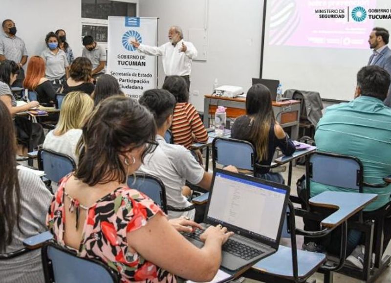 Capacitan en prevención de ciberdelitos a alumnos universitarios